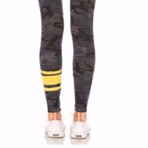 NEW Sundry camo leggings Size 3 / Large